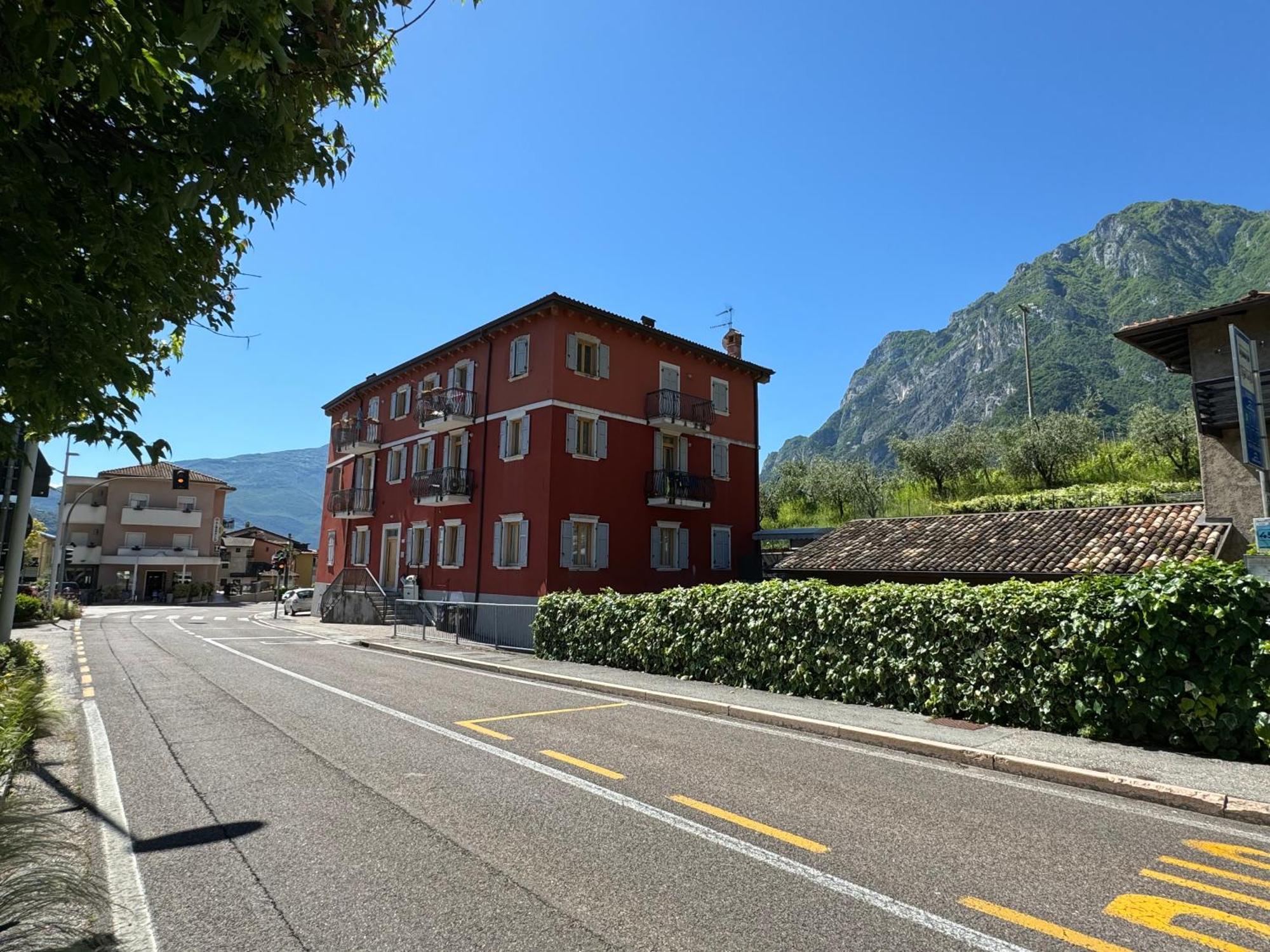 Das Rote Haus Riva del Garda Esterno foto